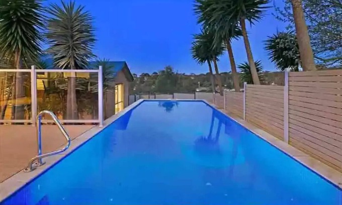 Mount Martha House | Mt Martha Delight: 6 bedroom, putting green, pool & spa, pool table