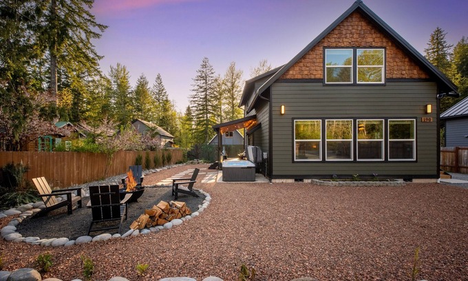 Paradise Estates Cabin | Mt Rainier Retreat Private Hot Tub Firepit