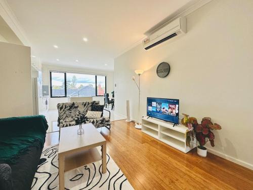Mount Waverley Apartment | Mt Waverley Spacious 2br2ba Parking Wifi Balcony