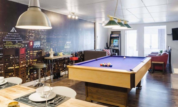 Plateau Mont Royal Apartment | MTLVR #09 | Play pool, video arcade, ping-pong