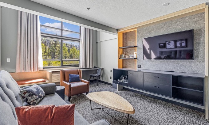 Silvertip Hotel | MTN House - King Loft Suite