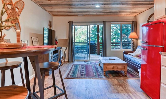 Green Mountain Falls Apartment | MTN Town Escape the Fox Den, 1 Bdrm luxury Apt