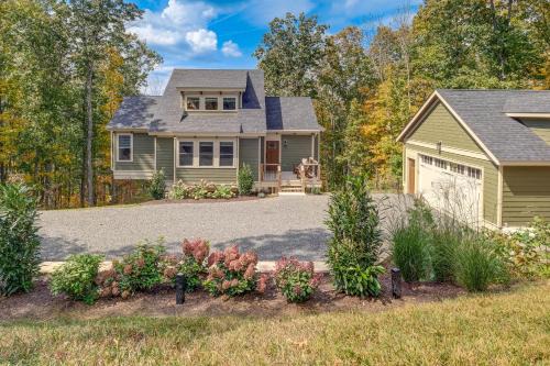 Caldwell House | Mtn Views and Spacious Deck! Modern Caldwell Getaway