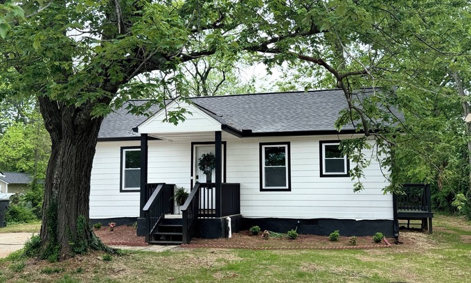 Murfreesboro House | MTSU football and Downtown Murfreesboro! Near Siegel soccer, Nashville! New 2BR