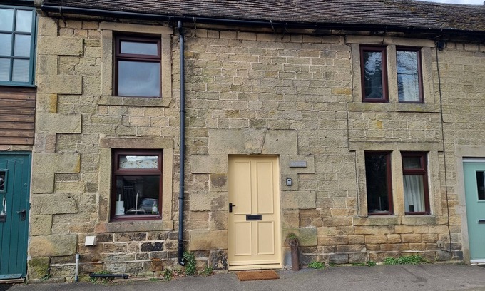Youlgreave Cottage | MULBERRY COTTAGE, pet friendly, with open fire in Youlgreave