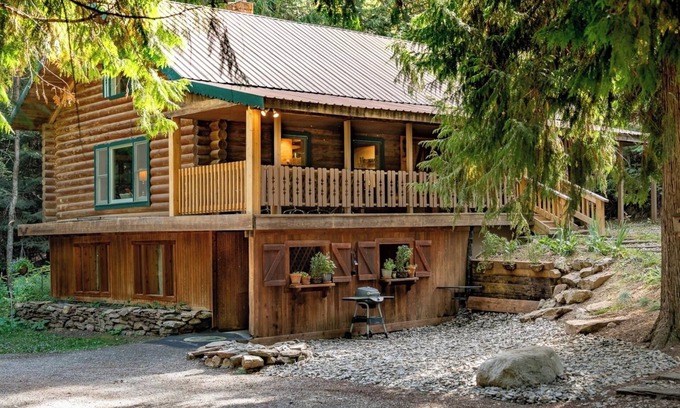 Blanchard Cabin | Multi-Level Forest Lodge Near Silverwood w/Vintage Ice Cream Parlor + Theater