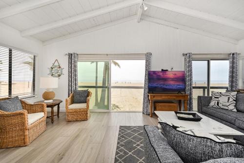 Balboa Peninsula House | Multi Level Oceanfront Home With Oceanviews and Private Patio on the Boardwalk