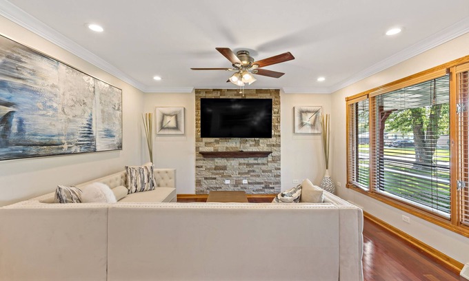 Hammond House | Munster Hideaway, near chicago. Luxurious Living fully Furnished to impress you!