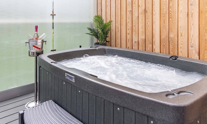 Frampton Ski Chalet | Muntjak Lakeside Lodge