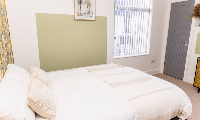 Redcar House | Muriel Retreat - Free Parking, Fast Wifi, SmartTV with Netflix by Yoko Property