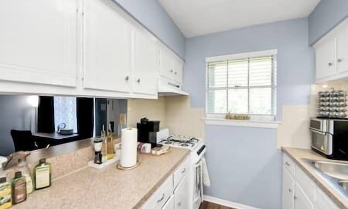Greenway Plaza-Upper Kirby Apartment | Museum District 1BR | 2nd Floor Walk 2 Parks & Art