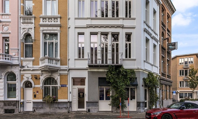 South Antwerp Apartment | Museum Garden Views