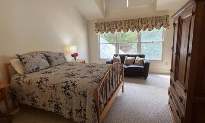 Tisbury House | MV West Chop 3BR Townhouse features Tashmoo Beach, Pool, Tennis & Golf nearby!