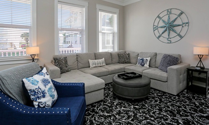 Waterside Village House | MXB West End Cottage 4BR w/Community Pool & Hot Tub Walk to Beach