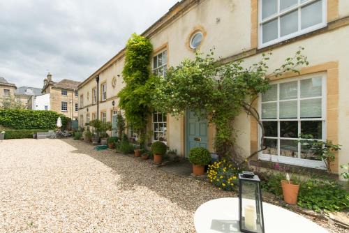 Cirencester House | My Place Go - Cirencester