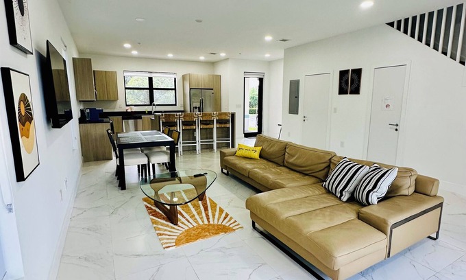 Miramar House | My Sunshine-Spacious 3BD 2.5 BA Home-Free-Parking-Mins to HardRock & FLL Airport