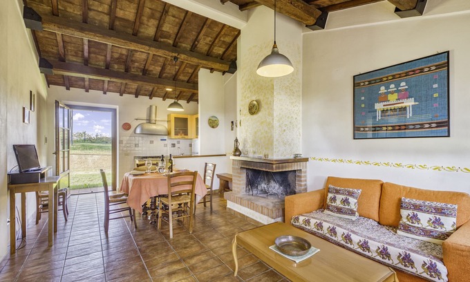 Castiglione del Lago Apartment | Myrtle apt with shared pool, Castiglione del Lago, Italy