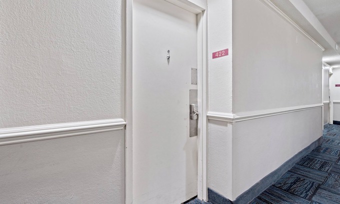 Myrtle Beach Condo | Myrtle Beach Landmark Studio w/King & WiFi