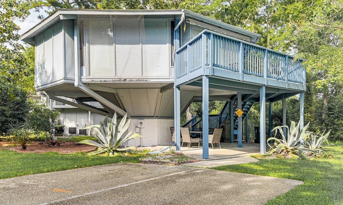 Surfside Beach House | ‘Myrtle Beach Tree House' w/Deck ~ 7 Mi to Beach!