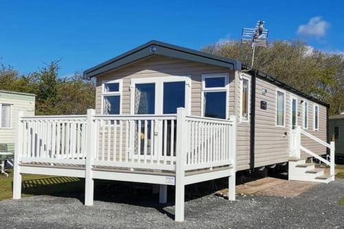 Millom House | Nadia's Lodge Smart TV & Wi-Fi