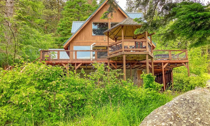 Joseph House | Nana and Papa's | Lakefront, dog-friendly home in Joseph with amazing yard, deck