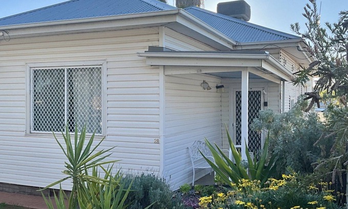 Broken Hill House | Nanna Margies Guest Home, Pet friendly Quality bedding and a cozy cottage garden