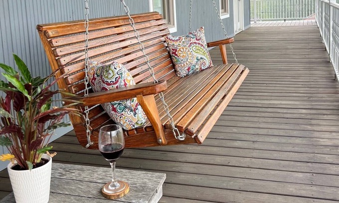 Jonesboro Bed & Breakfast | Nanny's Place- Cozy Porchview Getaway B&B by Shawnee Hills Wine Trail and Parks