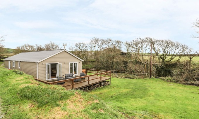 Garn Fadryn Cottage | NANT Y FELIN LODGE, pet friendly, with open fire in Aberdaron
