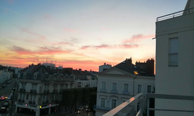 Quai de la Fosse Apartment | Nantes on foot! Downtown! Sunny 2-room apartment with terrace.