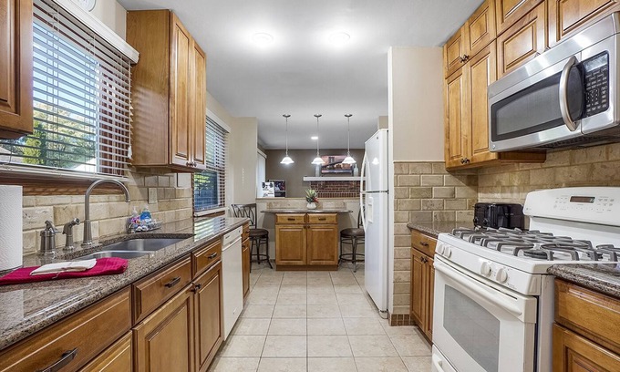 Fox Valley House | Naperville Rental - Woodview Ln