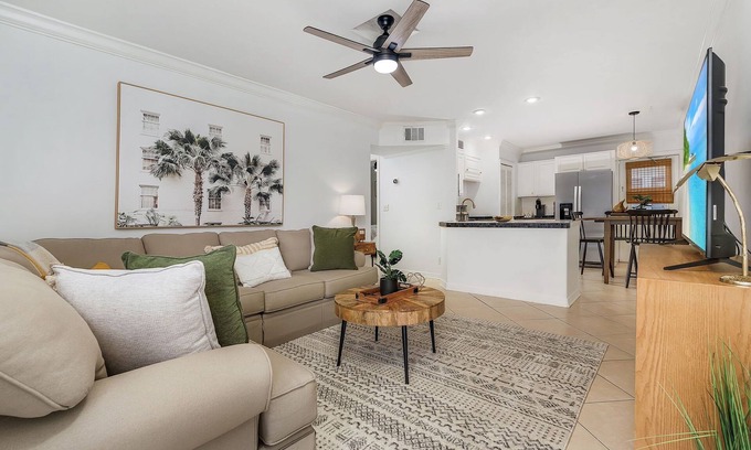 Coquina Sands Condo | Naples 2-BDRM Condo, SuperClean, Patio, Lake Park!