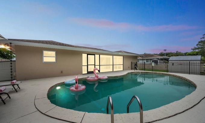 Central Naples House | Naples Henrie Hideaway - Private Pool, Pet Friendly 12 Mins From Beach & Downtown 3 Bedroom Home