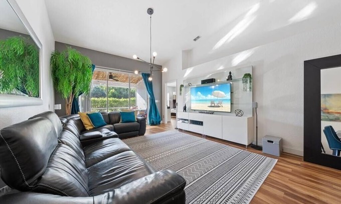 Kings Lake Villa | Naples Modern Oasis is 4 miles to 5th Avenue South shopping & dining