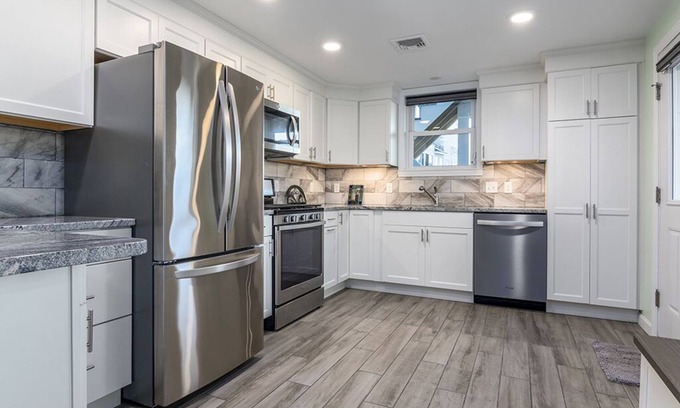 Narragansett House | Narragansett! WALK to Scarborough BEACH, Central Air, Linens & Towels Incl!