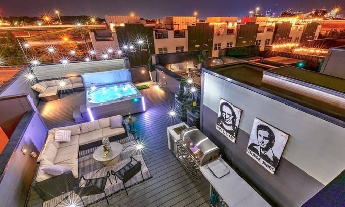 Katie Hill Neighborhood House | Nash Luxe Party! 13 Beds - Priv Hot Tub/Game Room!