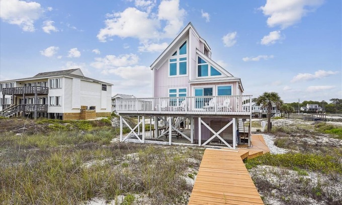 East End House | NATURAL SPLENDOR COMPLEMENTS contemporary style in this 2BR/2BA beach beauty.