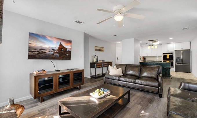 Tallahassee House | Nature Lover's Oasis, Charming 3-bedroom house with WiFi, AC and fireplace