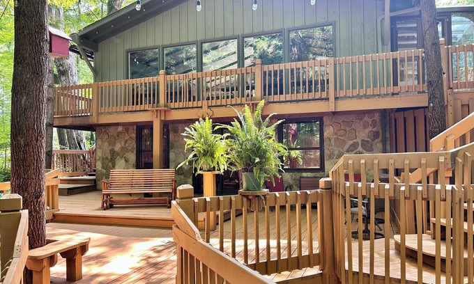 Ashtabula House | Nature's Nest: A peaceful and relaxing get away