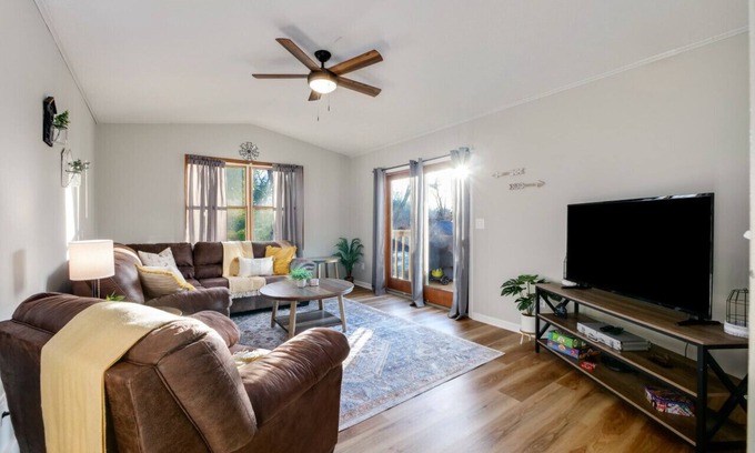 Canal Fulton House | Nature’s Retreat! Modern Comfort in a Serene Setting!