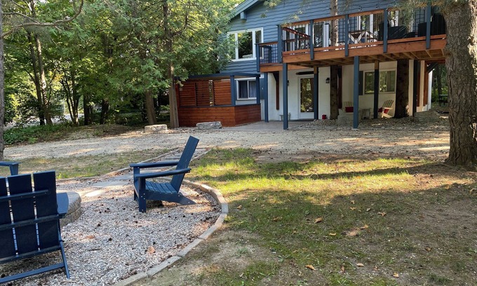 Craigleith Ski Chalet | Nautical Chalet (4 bedrm) nestled in Georgian Woodlands w/Hot Tub & large deck