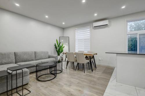 Cote-Des-Neiges—Notre-Dame-De-Grace Apartment | NDG Loft A Contemporary Urban Retreat