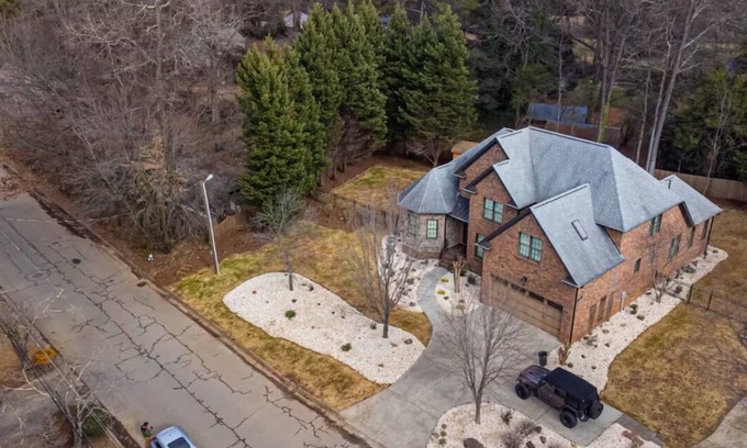 Greensboro House | Near airport, food & shoppings. Spacious 5-bedroom house.