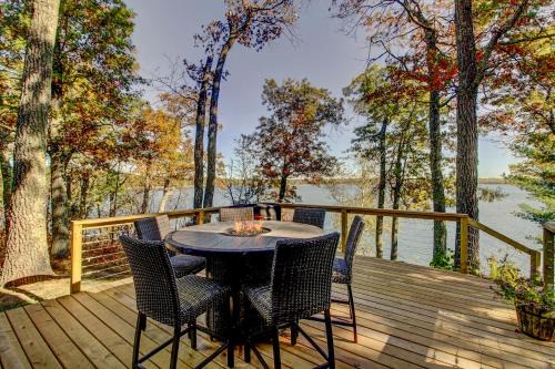 Crosby House | Near All-Season Trails Lakefront Crosby Getaway!