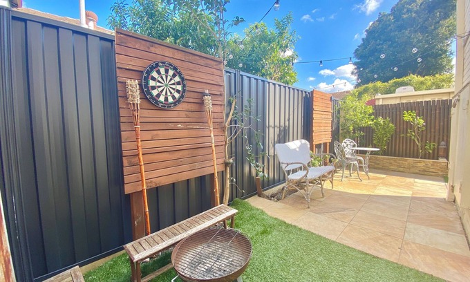 Caulfield North Apartment | Near Caulfield Racecourse & Monash Uni! Cosy apartment with private courtyard
