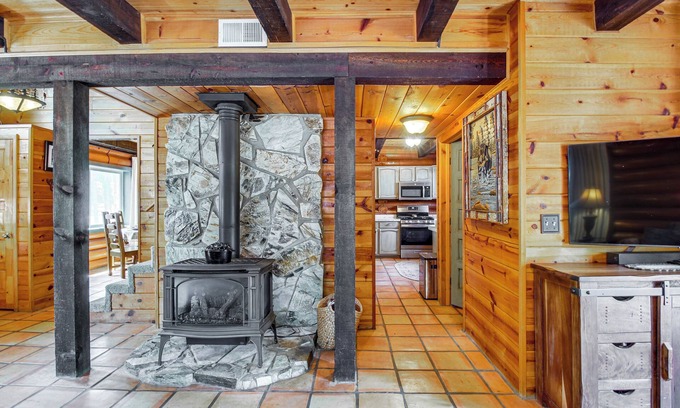 Pinetop Cottage | Near Dining, Hiking & Golf: Pinetop Log Cabin!