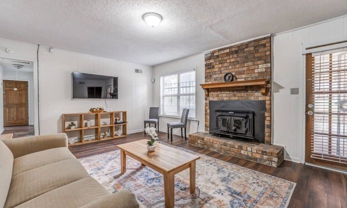 Memphis House | Near Dining & Shopping-Tranquility on Tulip Tree