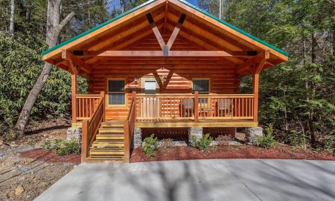Gatlinburg Cabin | Near Downtown Gatlinburg/Hot Tub/Newly Built Cabin