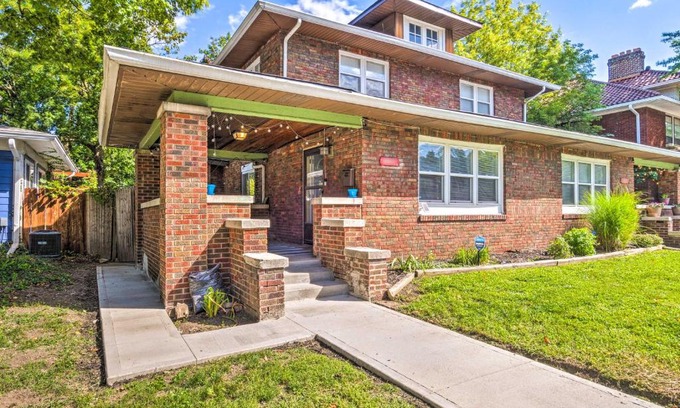 Meridian-Kessler House | Near Family Fun! Centrally Located Indy Charmer
