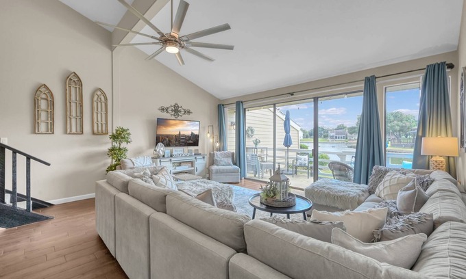 April Sound House | Near Festival! Pet Friendly 3BR Lakefront Condo with Patio Views, Swim Deck, & More!