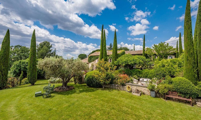 Goult House | Near Gordes – An exceptional property with a tennis court – Sleeps 12